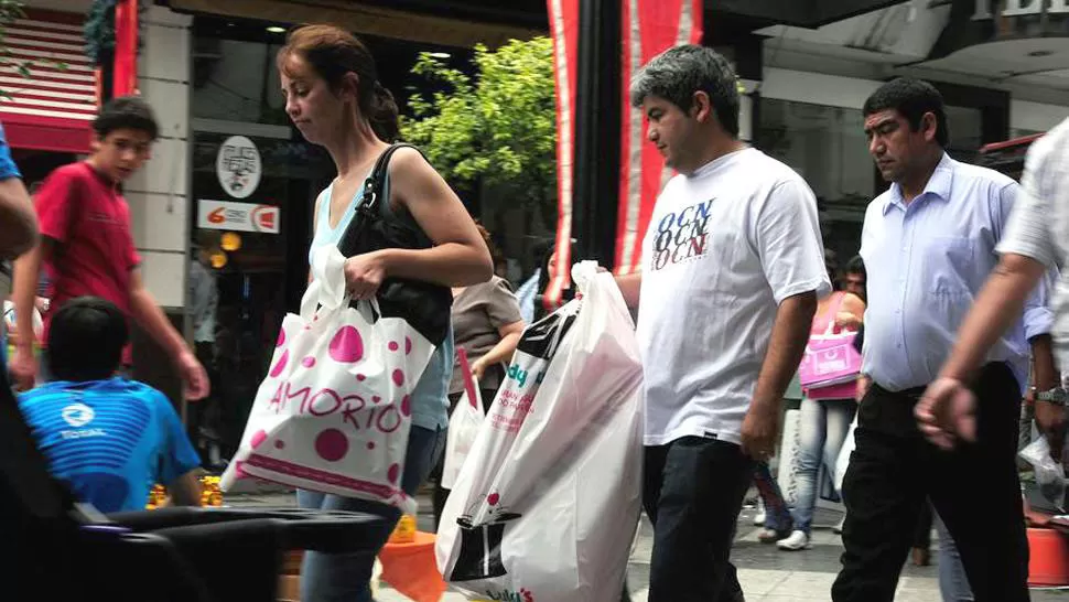 A BUSCAR REGALOS. Los comercios extenderán por media hora la jornada laboral. LA GACETA / FOTO DE OSCAR FERRONATO (ARCHIVO)