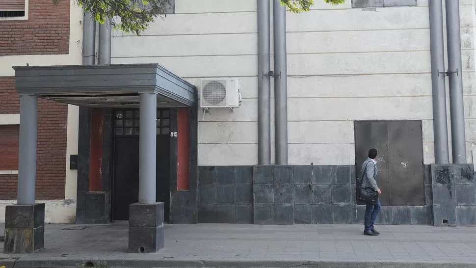 INVESTIGACION. El local está ubicado en calle Junín al 800. FOTO LA GACETA / HÉCTOR PERALTA