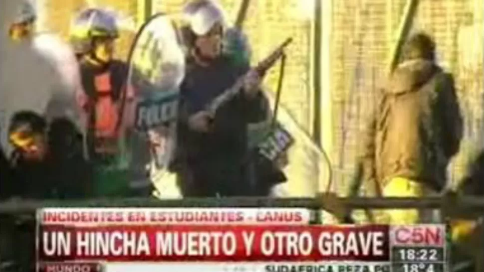 IMAGEN. El momento que la policía se enfrenta con los hinchas de Lanús. FOTO CAPTURA DE VIDEO