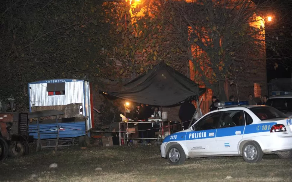 CRUEL ATAQUE. En el lugar del crimen, los peritos de la Policía Científica buscan pruebas del hecho. LA GACETA / FOTO DE OSVALDO RIPOLL