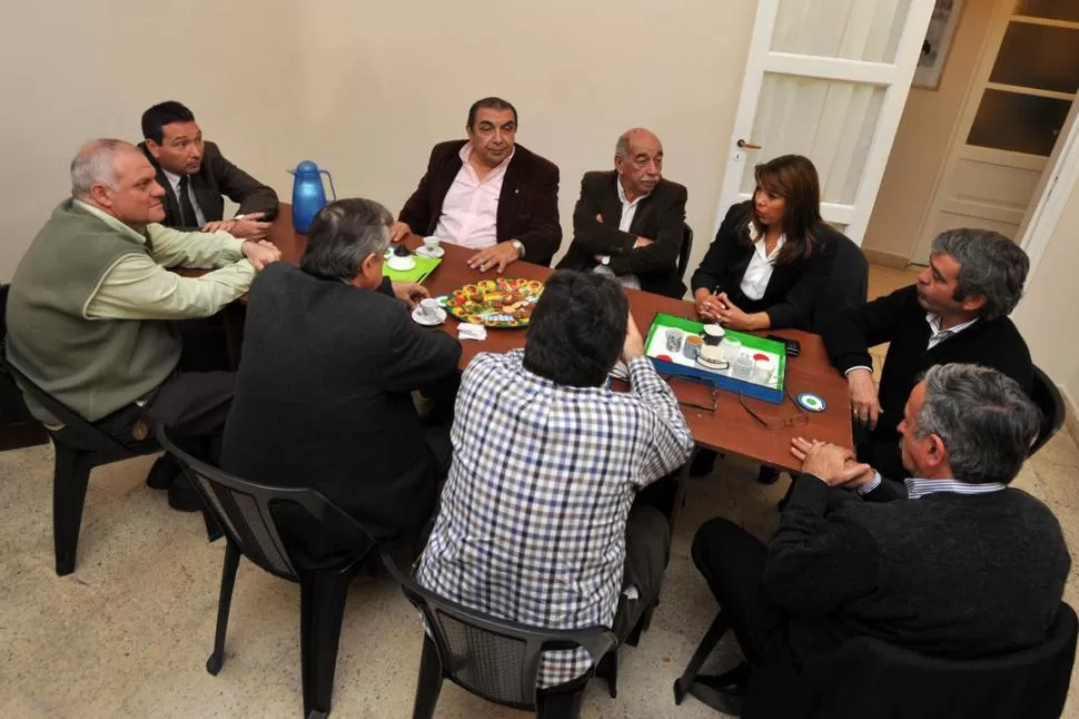 DEBATE. Cano (cabecera derecha), Manzone, Tejeda, Romero, Burgos, Masso, Páez, y Jorge y Roque Mendía charlan. LA GACETA / FOTO DE DIEGO ARáOZ