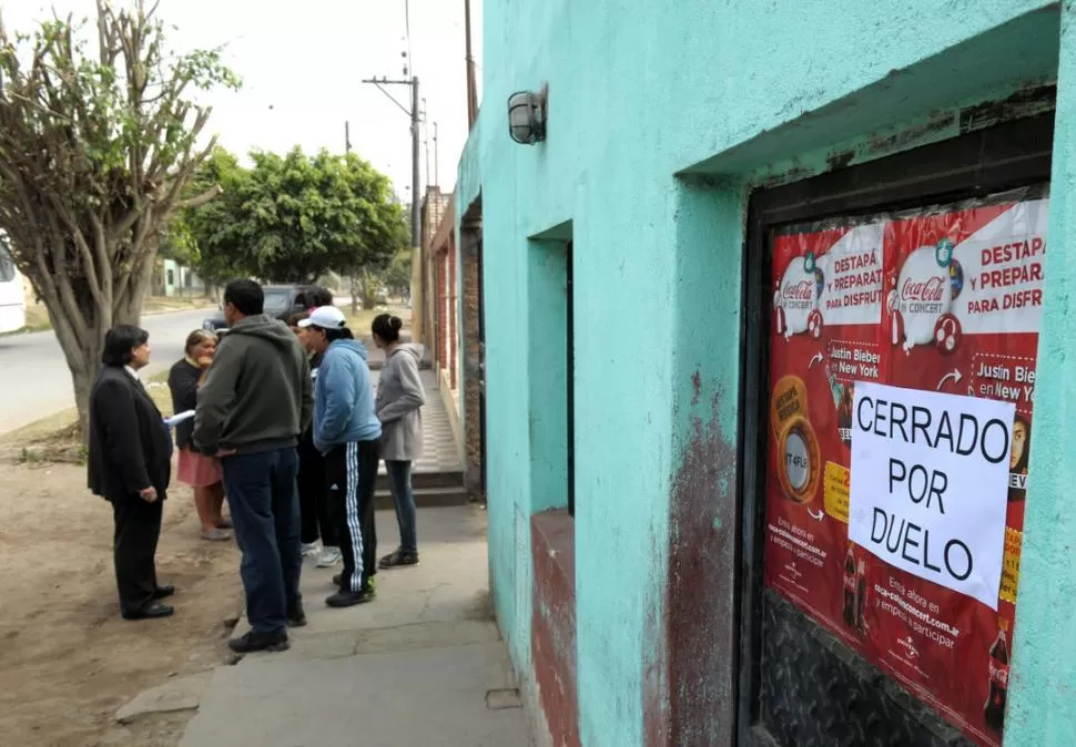 DOLOR Y RECLAMO DE JUSTICIA. El almacén estuvo cerrado ayer por duelo; mientras los familiares de Hugo Rivadeneira buscaban una explicación.  LA GACETA / FOTO DE FRANCO VERA