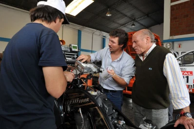 Los Reginato ajustan los motores para la aventura del mini Dakar