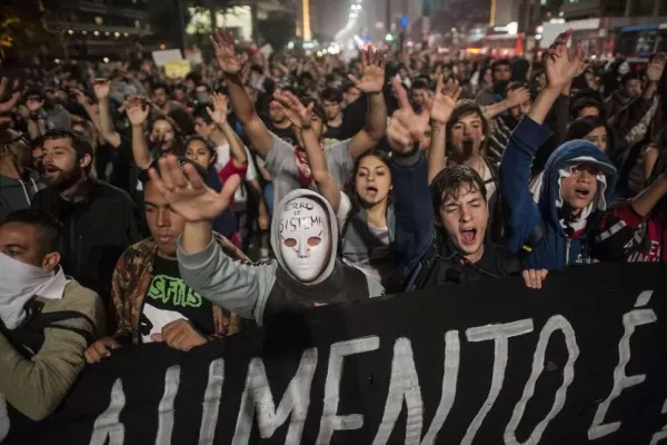 El aumento del boleto de ómnibus desató la furia