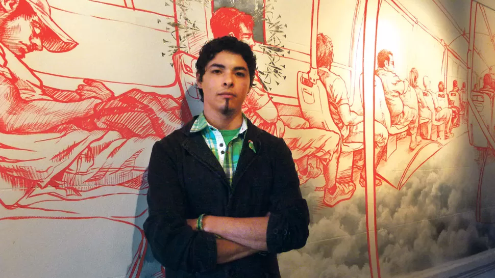 EL ARTISTA Y SU OBRA. Damián Díaz posa junto al mural que desaparecerá. (FOTO DE RICARDO REINOSO)