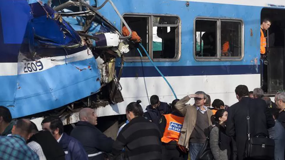 DESASTRE. El accidente tuvo lugar en el ferrocarril Sarmiento, a la altura de Castelar.FOTO TOMADA DE LANACION.COM