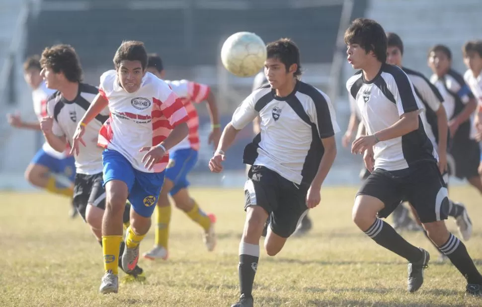 TODOS VAN EN BUSCA DE LA PELOTA. Central Norte le ganó por 3 a 0 a San Jorge A 0 en la clase 97. El encuentro se disputó en la cancha del Barrio El Bosque. 