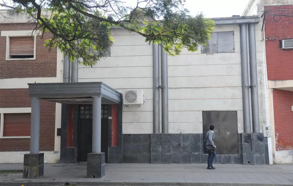 SIN GENTE. Al amanecer, el local quedó con las puertas cerradas, luego del allanamiento de la Gendarmería Nacional. LA GACETA / FOTO DE HECTOR PERALTA