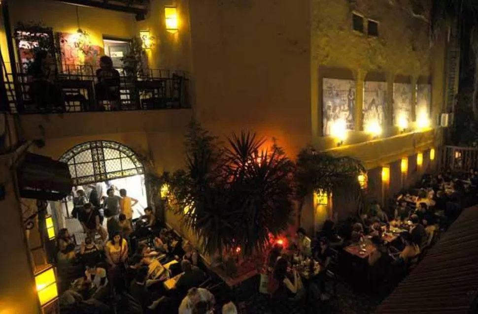 UN AMBIENTE DISTINTO. En Plaza de Almas podés comer y pasear por el salón de artes visuales del bar. LA GACETA / FOTO DE INES QUINTEROS ORIO 