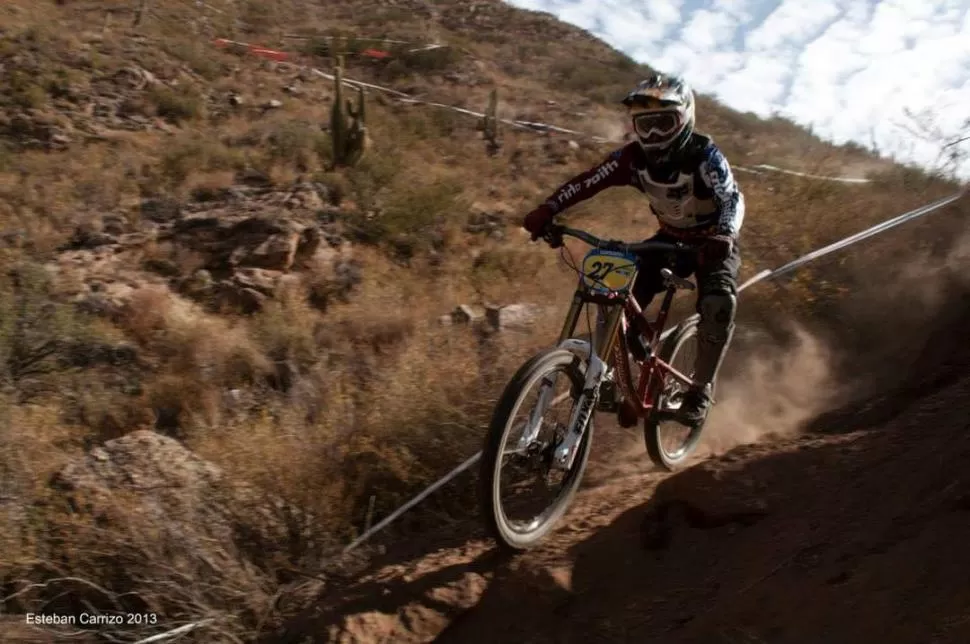 OBSTÁCULO. El terreno complicó a los riders; Nariz también lo sufrió.  