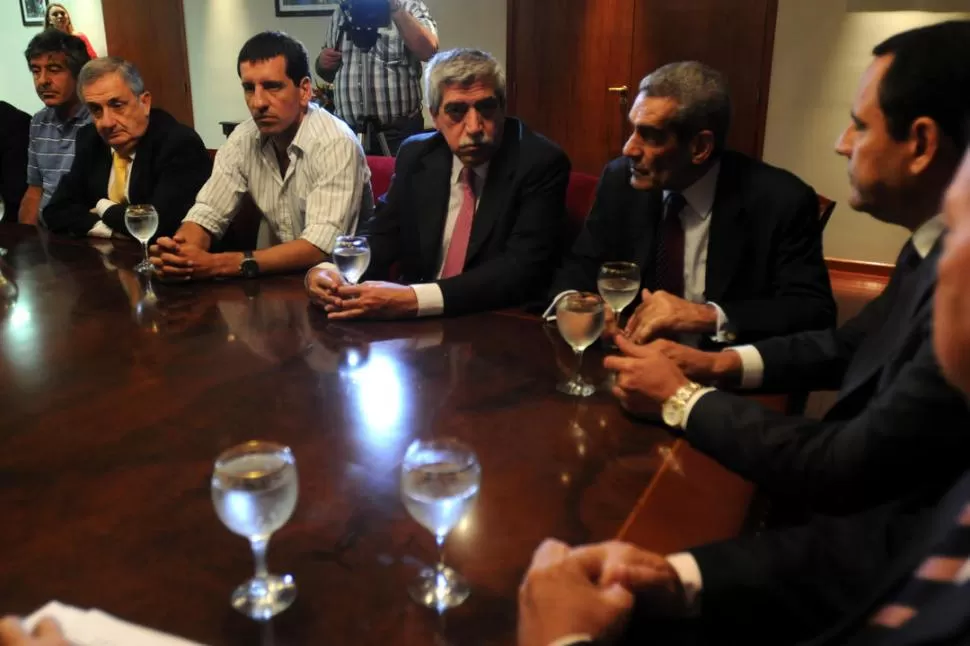 LA JUSTICIA EN LA LEGISLATURA. Estofán (primero de la derecha) dialoga con parlamentarios oficialistas en la reunión de abril por el plan piloto. LA GACETA / FOTO DE INéS QUINTEROS ORIO (ARCHIVO)