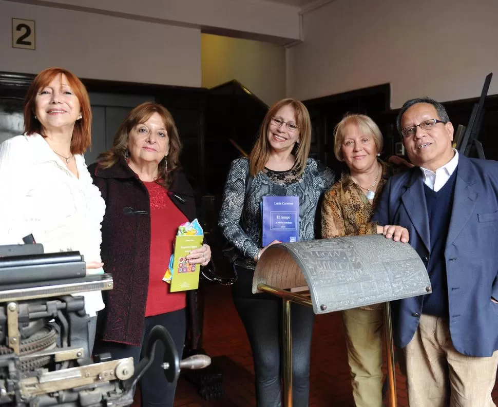 UNIDOS EN LA POESÍA. Mure, Carmona, Porta, Zelaya de Nader y Rojas creen que el espíritu de una nación se manifiesta a través de la literatura. LA GACETA / FOTO DE HECTOR PERALTA