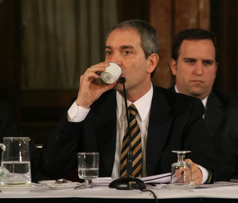 IDEÓLOGO. Alak se toma un café, durante la defensa de la reforma judicial DYN