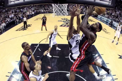 San Antonio tuvo una noche para el olvido y Miami igualó la serie 2-2