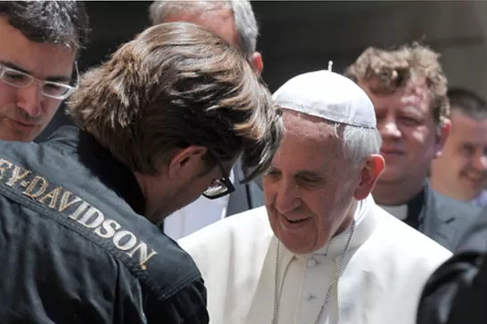 Le regalaron dos Harley Davidson al Papa