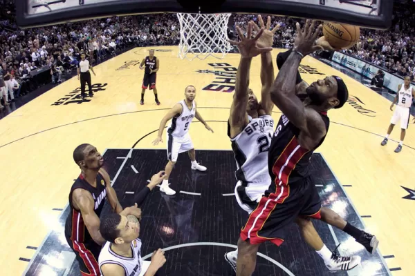 San Antonio tuvo una noche para el olvido y Miami igualó la serie 2-2