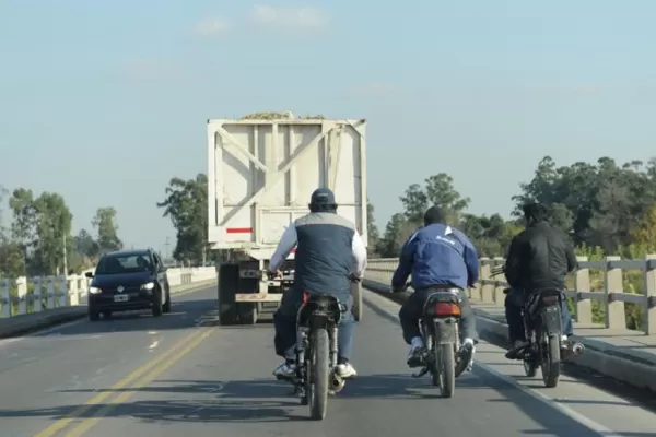 Murió tras chocar de frente contra un camión con caña de azúcar