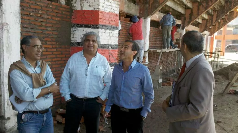 OBRAS. Jorge Garber-derecha- supervisó el reacondicionamiento que se está realizando en la tribuna popular de Pellegrini. 