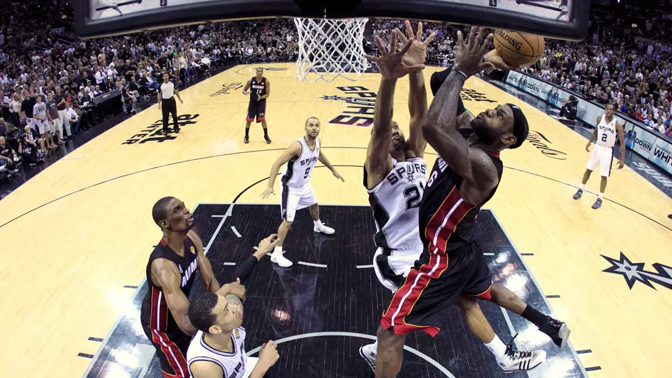 APARECIÓ LA JOYA. James aportó 33 puntos para la victoria de Miami en San Antonio. REUTERS