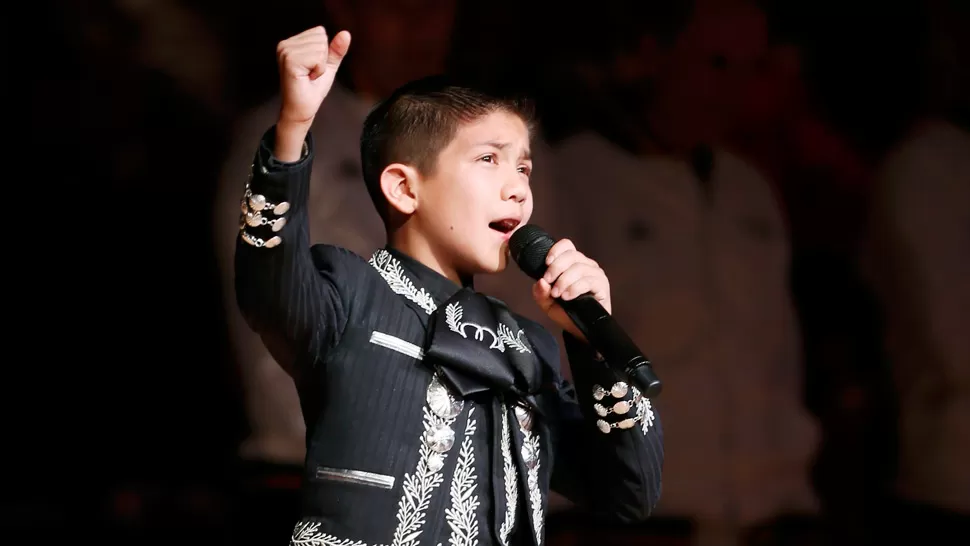 UN PROFESIONAL. El pequeño Sebastien no titubeó durante su presentación en el AT&T Center. REUTERS