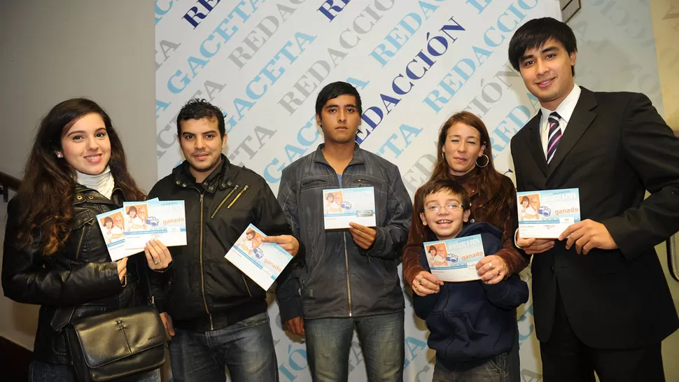 EN LA GACETA. Los ganadores se acercaron al diario para buscar sus bauchers. LA GACETA/ FOTO DE HECTOR PERALTA