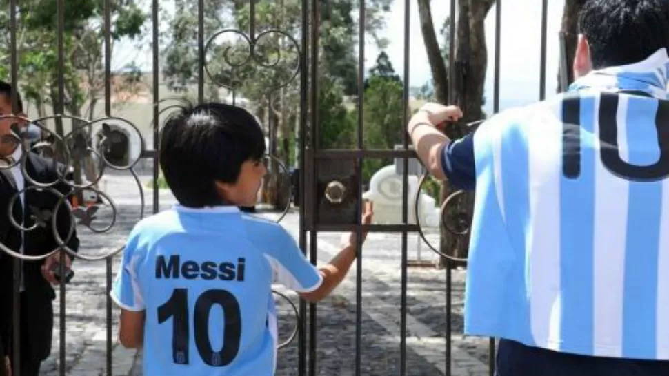 ESPERANDO AL IDOLO. Muchas personas se llegaron hasta el hotel donde se aloja Argentina con la esperanza de ver a Lionel Messi. TELAM