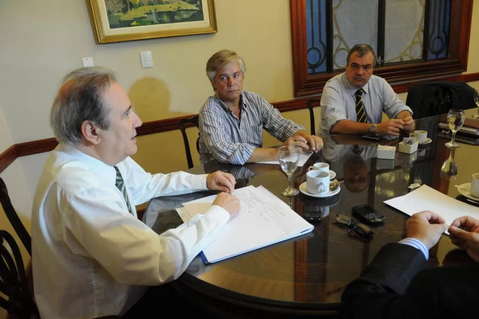 CONTROL. Los integrantes del Instituto de Promoción del Azúcar y Alcohol, durante una reunión del Directorio. LA GACETA / FOTO DE FRANCO VERA (ARCHIVO)