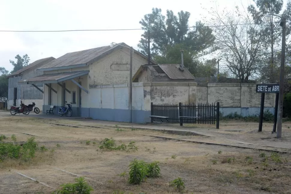 VESTIGIOS. La parada ferroviaria se conserva en buen estado. Mantiene las empalizadas de hierro y el cartel. Las vías siguen, pero van esfumándose.  