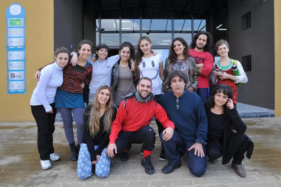 EL GRUPO. Los actores junto a Podazza, Kempf y Florencia Ortiz Mayor. 