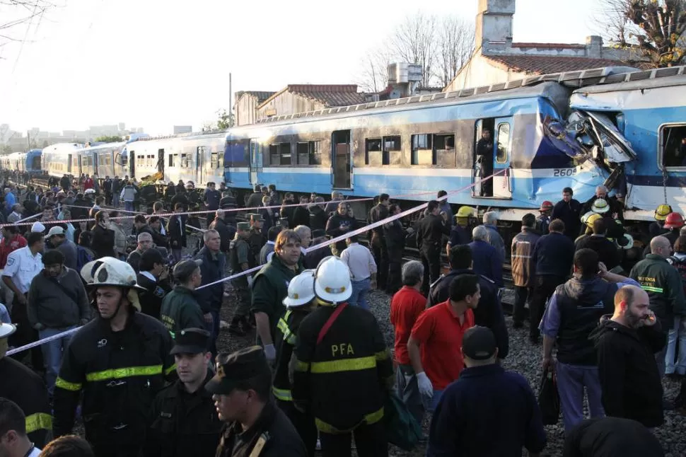 POSTAL DEL FATÍDICO LUGAR DEL CHOQUE. La magnitud del hecho movilizó gran cantidad de socorristas y sanitaristas. En los convoyes ferroviarios se trabajó arduamente para rescatar heridos y a los atrapados entre los hierros retorcidos DYN