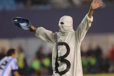 Los hinchas de Racing siguen cargando a Independiente