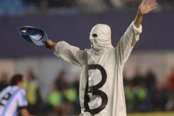 Los hinchas de Racing siguen cargando a Independiente