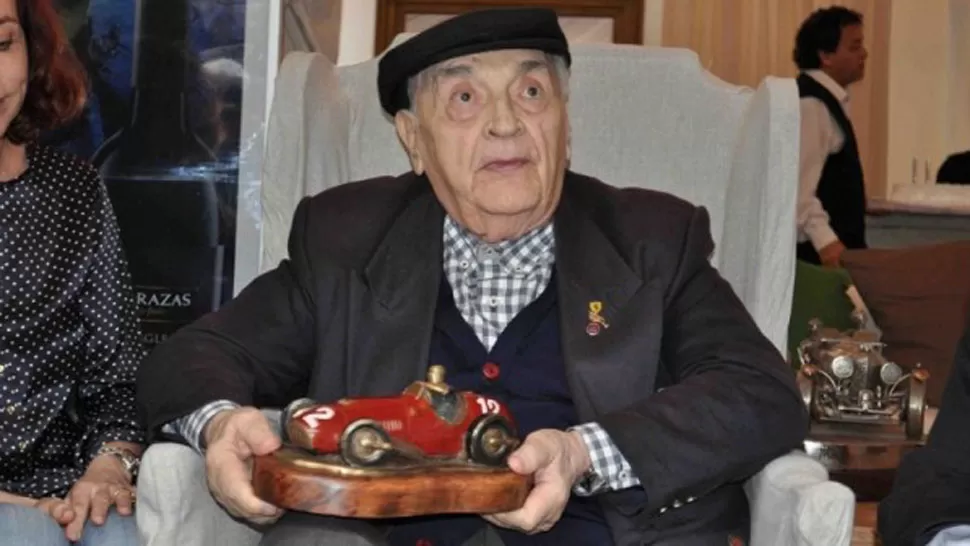 CON SU FERRARI. González no perdió su pasión por los motores. FOTO TOMADA DE AUTOBLOG.COM