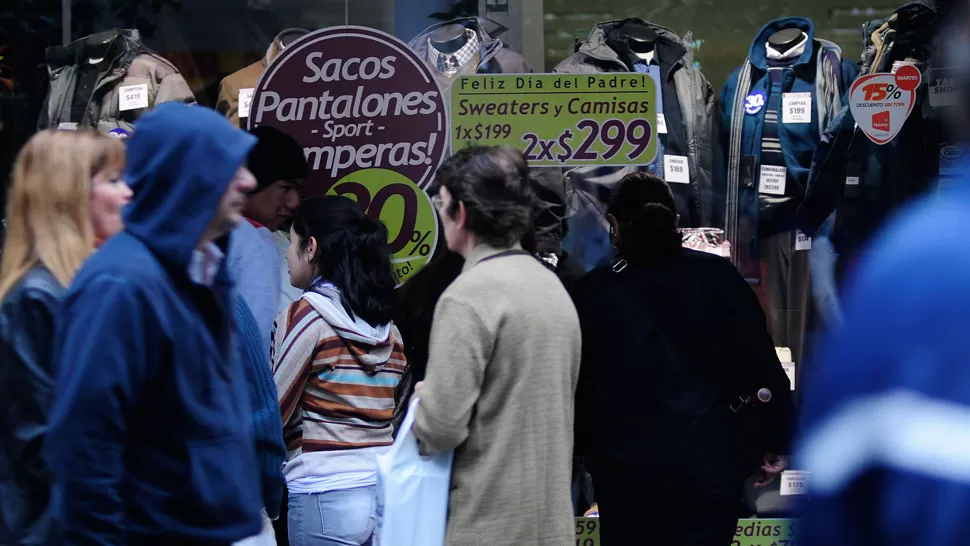 BUSCANDO PROMOCIONES. Los comercios tientan a los compradores. LA GACETA / FOTOS DE ANALÍA JARAMILLO.