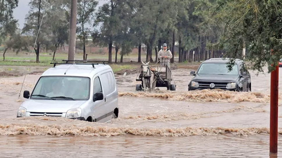 SANTIAGO, BAJO EL AGUA. Así lucían ayer las calles de la vecina provincia. FOTO TOMADA DE ELLIBERAL.COM.AR