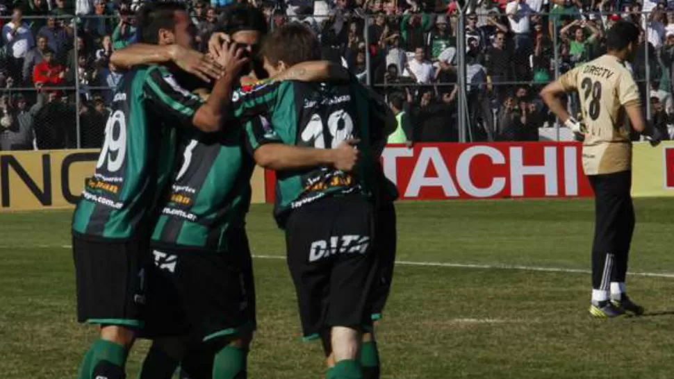 FESTEJO. San Martín de San Juan le ganó hoy como local por 2-0 a Estudiantes de La Plata, en un partido de la 18va. fecha del Torneo Final. FOTO TOMADA DE OLE.COM