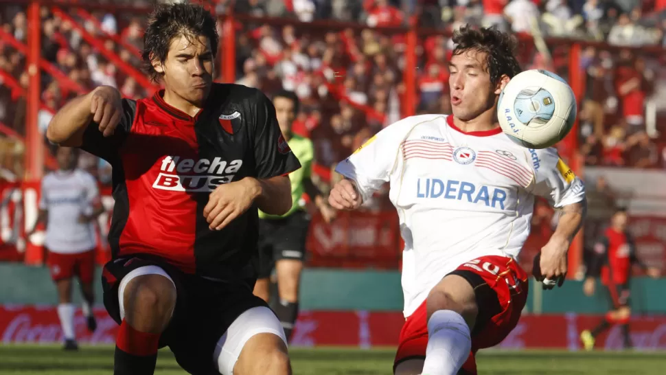 GRAN ESFUERZO. Argentinos Juniors venció 1 a 0 a Colón pero quedó en la zona de descenso. DYN