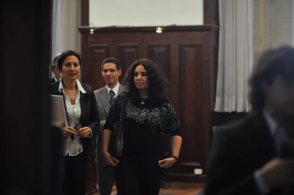 EN EL PALACIO DE JUSTICIA. Fátima Pellasio, la mujer que le dijo ladrona a Beatriz Rojkés, ingresa a la sala de juicio. La acompañan sus abogados. LA GACETA / FOTO DE DIEGO ARáOZ