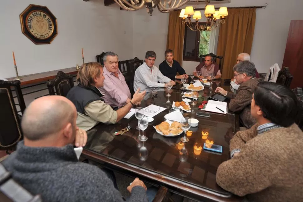 EN LA SEDE RURALISTA. La mesa de enlace local analiza los alcances del paro agropecuario que arrancó hoy. LA GACETA / FOTO DE DIEGO ARÁOZ