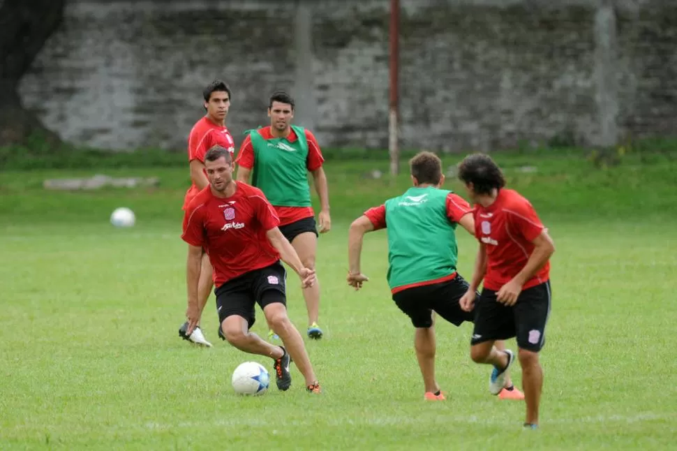 NACIÓ EN LA TIERRA DEL RIVAL. Pomba, que maneja la pelota durante la última sesión de tares de San Martín, es de San Francisco, Córdoba, de donde el es rival a vencer hoy: Sportivo Belgrano. 