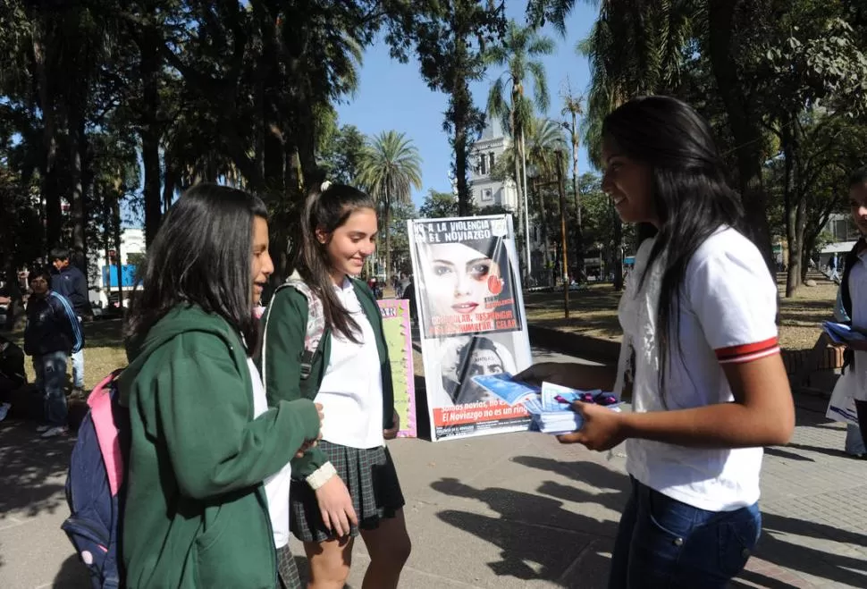 EN PLENA CAMPAÑA. Los chicos repartieron folletos en la plaza Mitre. LA GACETA / FOTO DE OSVALDO RIPOLL