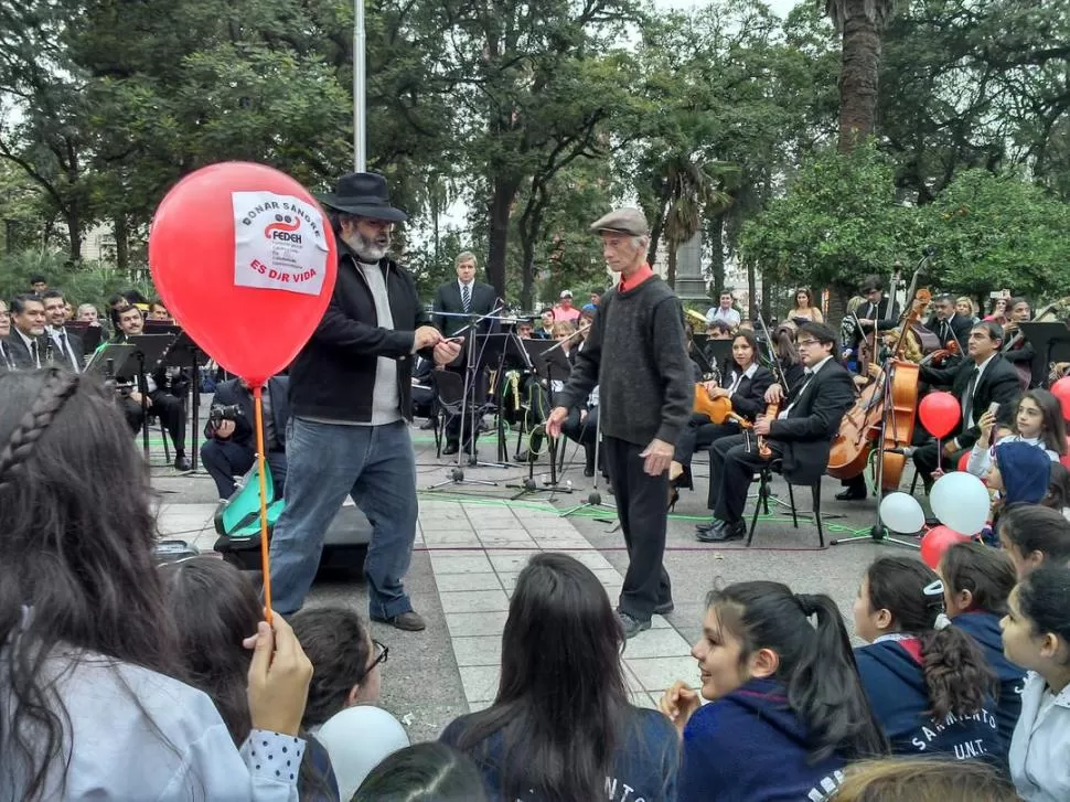 TEATRO A CIELO ABIERTO. El mimo Mauricio Semelman, en plena escena en la plaza Independencia. FOTO MAGENA VALENTIE