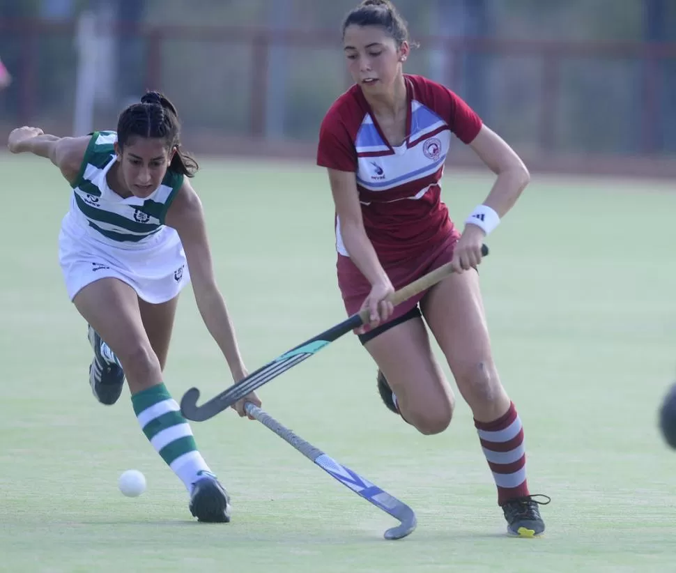 PEGADA AL PALO. Catalina Giusta, de Jockey Club, inicia un contragolpe y deja atrás a una rival de Universitario, de Salta. 