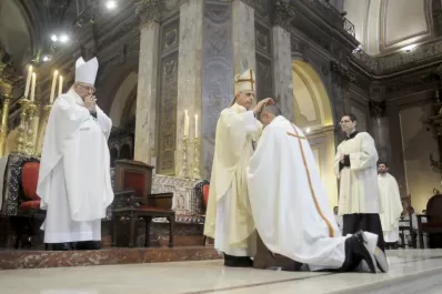 Fernández, con una cruz del Papa, fue ungido arzobispo