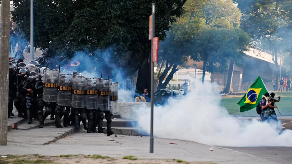TENSION. Esta fue la segunda manifestación contra el torneo organizado en diferentes sedes del país. REUTERS