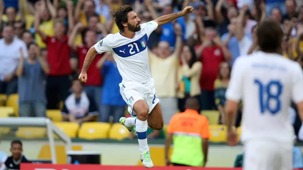 EXQUISITO. Pirlo, de tiro libre, abrió el marcador para los italianos. REUTERS