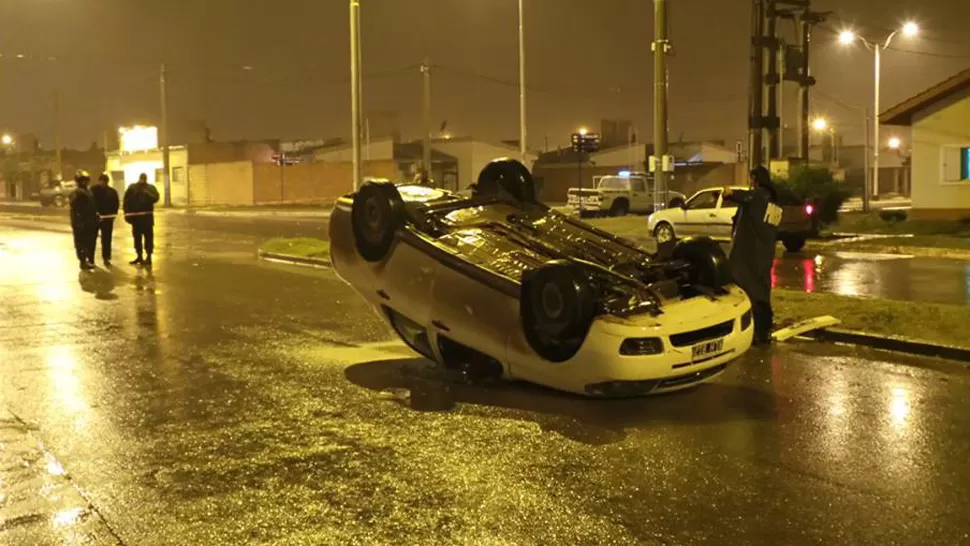 PELIGROSA. La esquina de las dos avenidas centrales del barrio es escenario recurrente de diversos accidentes de tránsito. LA GACETA / JOSE INESTA