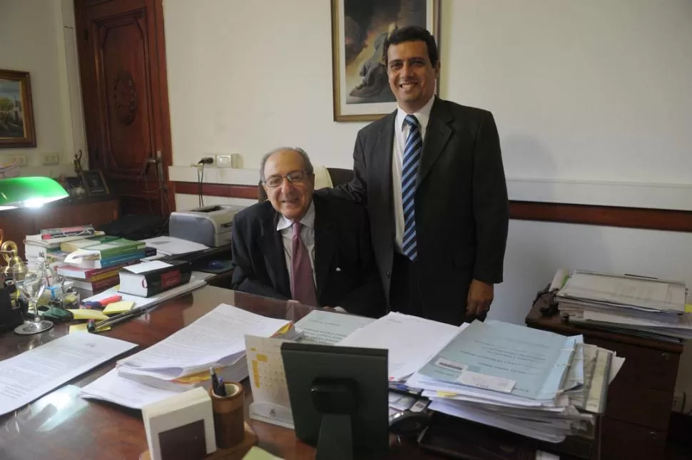 EN LA CORTE. Un alto en la tarea diaria para contar anécdotas.  LA GACETA / FOTO DE FRANCO VERA