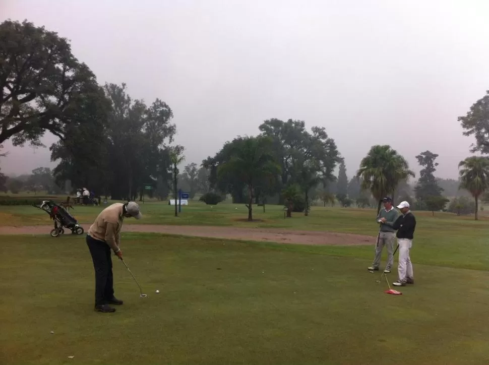 BAJO EL AGUA. Francisco Paz, tirando para birdie en el hoyo 18. Los aficionados desafiaron ayer el mal tiempo. 