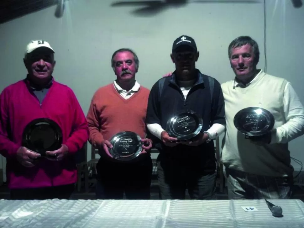 CON LOS TROFEOS. Novillo, Gordillo, Perea y Beverina, del equipo ganador. 